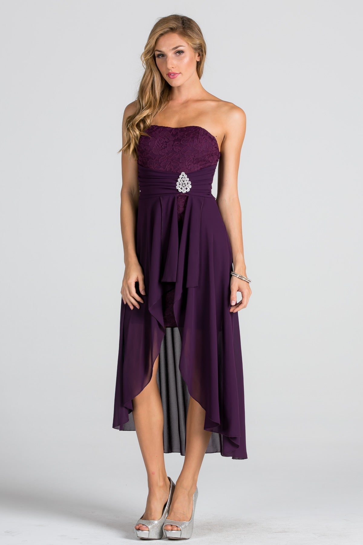 Open back Lace and chiffon surplus dress with waist brooch.