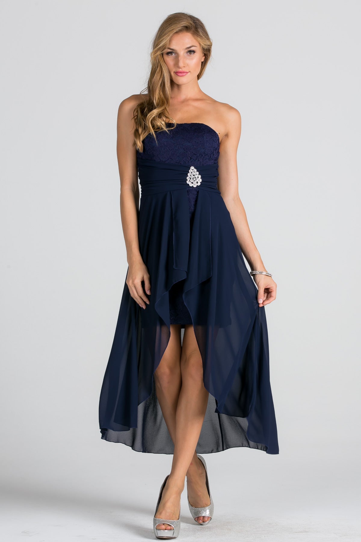 Open back Lace and chiffon surplus dress with waist brooch.