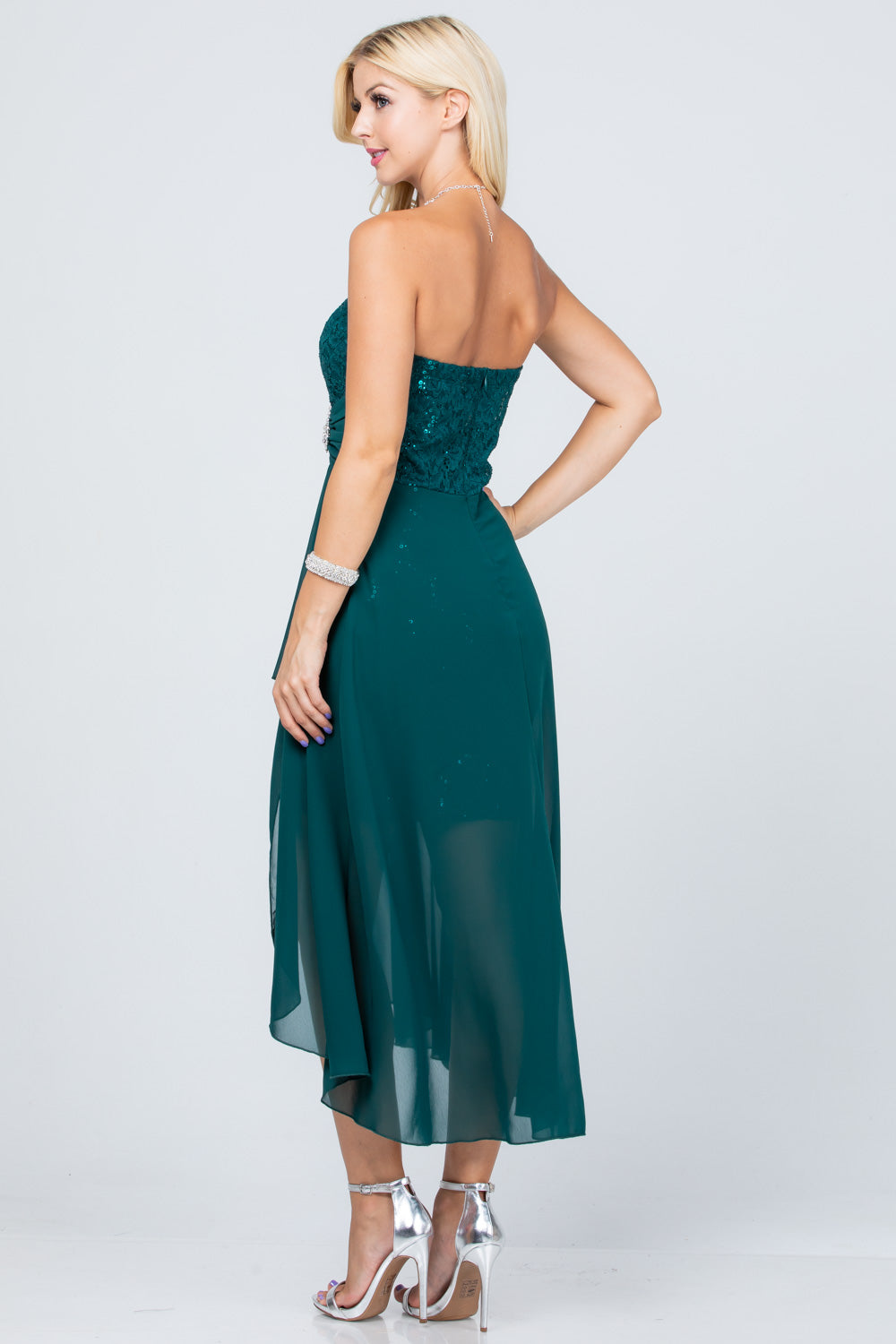 Open back Lace and chiffon surplus dress with waist brooch.