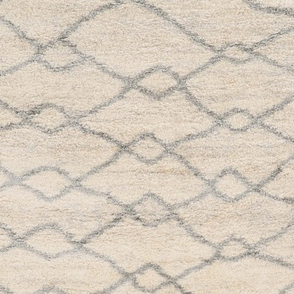 4' X 6' Ivory And Gray Chain Distressed Area Rug