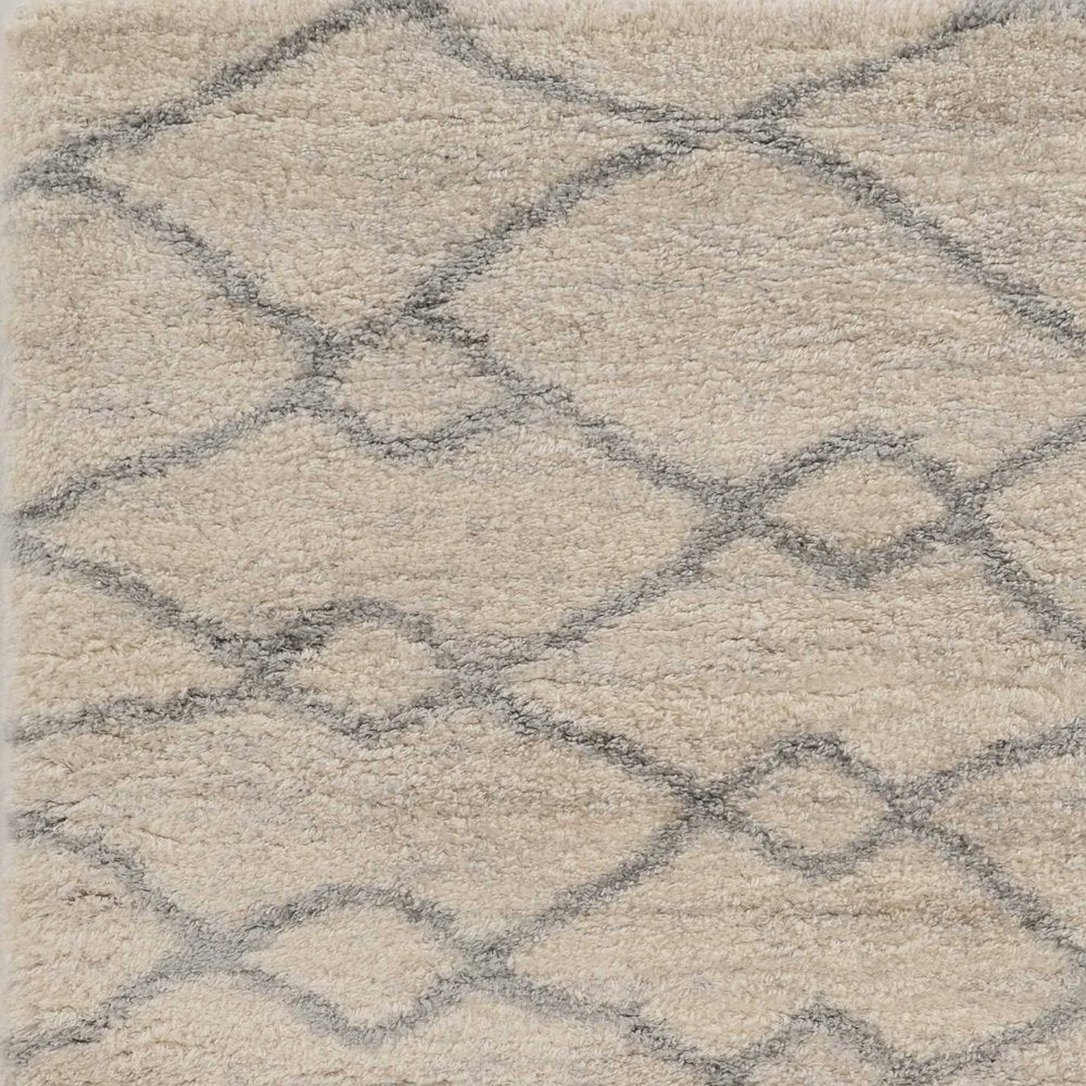 4' X 6' Ivory And Gray Chain Distressed Area Rug