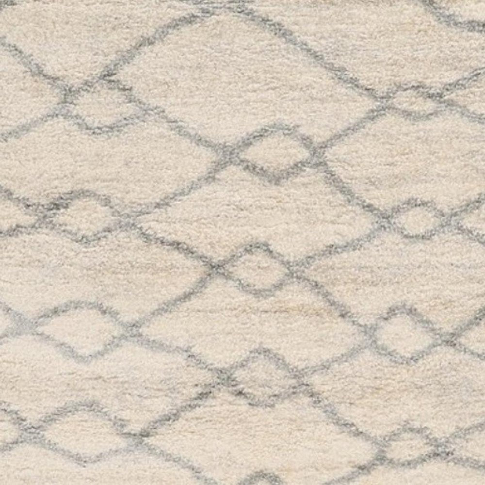 4' X 6' Ivory And Gray Chain Distressed Area Rug