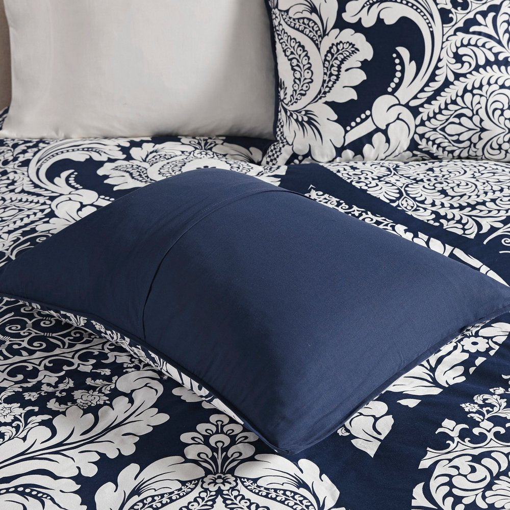 Set of Seven Indigo And White Damask Queen Ring Stitch Polyester Sham And Comforter