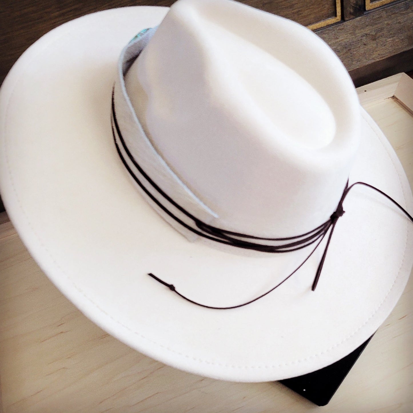 Wide Hair Hide Leather White Hat Band w/ Turq  954n